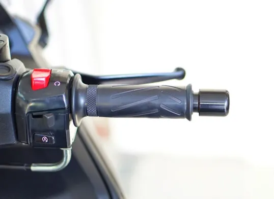 Handgrip motor yang longgar bisa mengganggu kenyamanan dan berisiko membahayakan pengendara. (Sumber: Suzuki)
