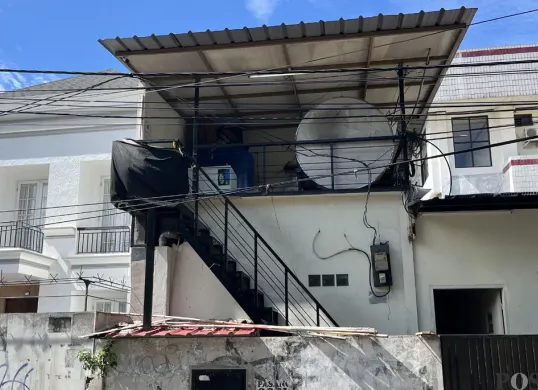 TKP tewasnya seorang karyawan Warkop Medan akibat tersengat listrik di Jalan Berdikari, Sukabumi Utara, Kebon Jeruk, Jakarta Barat. (Sumber: POSKOTA | Foto: Pandi Ramedhan)