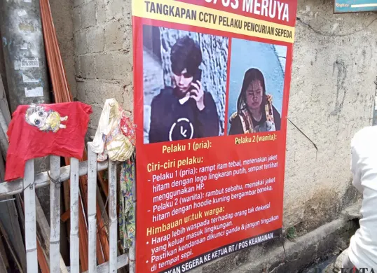 Wajah terduga pelaku pencurian sepeda dipampang dalam sebuah poster besar oleh warga RT 09 RW 03, Meruya, Kembangan, Jakarta Barat. (Sumber: Poskota/Pandi Ramedhan)