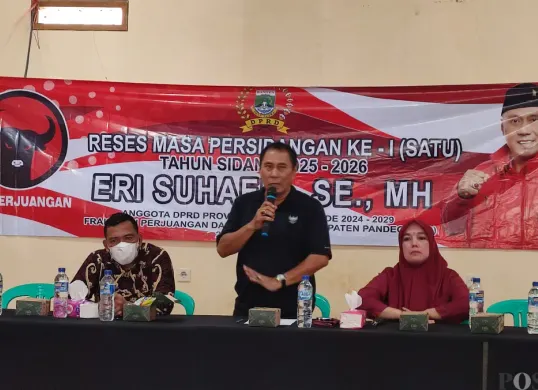 Anggota DPRD Banten dari Fraksi PDIP, Eri Suhaeri saat melakukan reses di Desa Padasuka, Kecamatan Cimanggu, Pandeglang. (Sumber: POSKOTA | Foto: Samsul Fatoni)