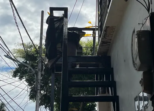Garis polisi dipasang di TKP tewasnya karyawan warkop Medan akibat tersengat listrik di Jalan Berdikari, Kelurahan Sukabumi Utara, Kecamatan Kebon Jeruk, Jakarta Barat. (Sumber: POSKOTA | Foto: Pandi Ramedhan)