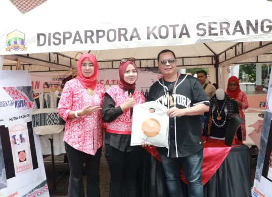Wali Kota Serang, Budi Rustandi, di stand Disparpora. (Sumber: Dok. Kominfo Kota Serang)