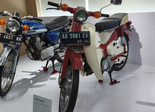 Honda C50 Deluxe menjadi motor legendaris yang menemani masyarakat Indonesia sejak era 1960-an. (Sumber: Poskota/Erwan Hartawan)