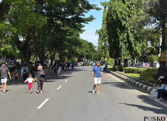 Warga menikmati uji coba CFD di Jalan Tegar Beriman, Cibinong, Kabupaten Bogor, Minggu, 26 Oktober 2025. (Sumber: Poskota/Giffar Rivana)