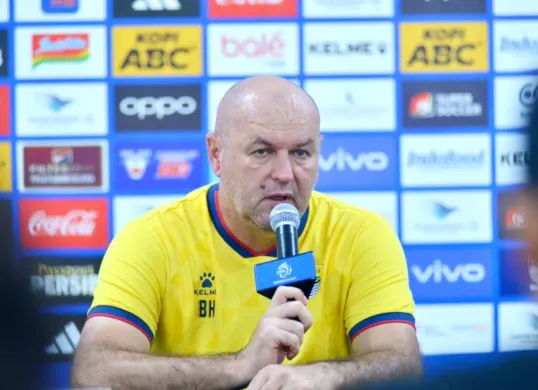 Potret pelatih Persib Bandung, Bojan Hodak yang mengisyaratkan rotasi pemain saat berhadapan dengan Persis Solo. (Sumber: Persib)