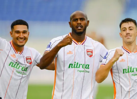 Potret pemain Borneo FC yang kini mengukuhkan tim-nya sebagai pemuncak klasemen sementara Super League 2025/2026. (Sumber: Instagram/borneofc.id)