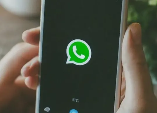 Tampilan fitur keamanan WhatsApp terbaru di 2025, mulai dari Verifikasi Dua Langkah hingga Chat Lock yang melindungi percakapan pribadi pengguna. (Sumber: Pinterest)
