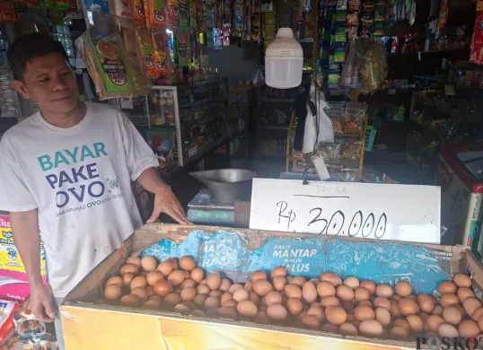 Pedagang telur di Pasar Reni Jaya Lama, Kelurahan Pondok Petir, Kecamatan Bojongsari, Kota Depok, Minggu, 26 Oktober 2025. (Sumber: Poskota/Angga Pahlevi)