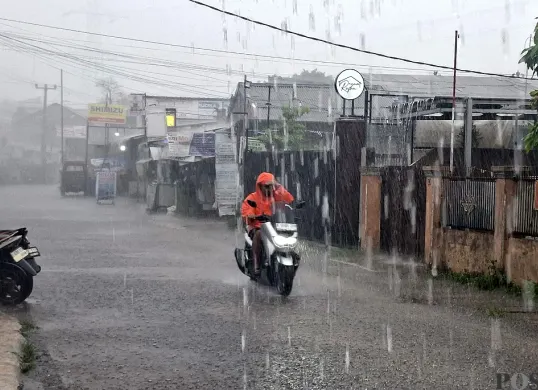 Hujan deras mengguyur Kota Depok pada Minggu, 26 Oktober 2025, yang mengakibatkan Jalan Haji Nawi Malik, Bojongsari, tergenang. (Sumber: POSKOTA | Foto: Angga Pahlevi)