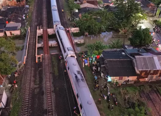 Petugas gabungan mengevakuasi rangkaian KA Purwojaya yang anjlok di emplasemen Stasiun Kedunggedeh, Kecamatan Kedungwaringin, Kabupaten Bekasi. (Sumber: Istimewa)