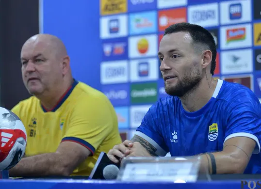 Kapten Persib Bandung, Marc Klok, (kanan), memberikan pernyataan kepada wartawan, Minggu, 26 Oktober 2025. (Sumber: POSKOTA | Foto: Gatot Poedji Utomo)
