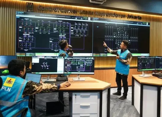 Petugas PLN UID Jakarta Raya memantau kondisi sistem kelistrikan ibu kota secara real time melalui Control Center PLN di Istana Kepresidenan, Jakarta. (Sumber: Dok. PLN UID Jakarta Raya)