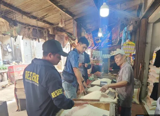 Tim Satgas Pangan mengecek harga beras di pasar tradisional Ciruas. (Sumber: Dok. Satreskrim Polres Serang)