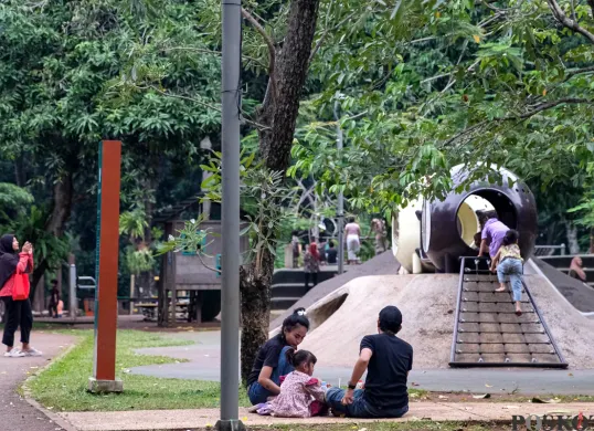 Warga beraktivitas di Tebet Eco Park, Tebet, Jakarta Selatan, Minggu, 26 Oktober 2025. (Sumber: POSKOTA | Foto: Bilal Nugraha Ginanjar)