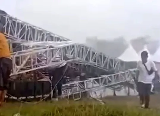 Tangkap layar panggung Gunungsindur Expo 2025 roboh akibat hujan dan angin kencang.