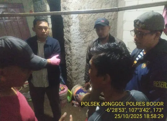 Petugas kepolisian memeriksa saksi penemuan seorang wanita lansia yang ditemukan tewas di rumahnya di Jonggol, Kabupaten Bogor. (Sumber: Dok Polsek Jonggol)