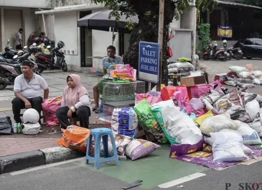 Barang dagangan dialihkan saat pembongkaran Pedagang Pasar Barito, Kramat Pela, Kebayoran Baru, Jakarta Selatan, Senin, 27 Oktober 2025. (Sumber: Poskota/Bilal Nugraha Ginanjar)