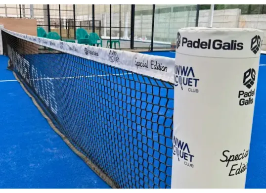 Lapangan padel Anwa Racquet Club, klub olahraga elit yang berlokasi di Taman Villa Meruya, Kembangan, Jakarta Barat roboh pada Minggu, 26 Oktober 2025. (Sumber: X/@PadelGalis)