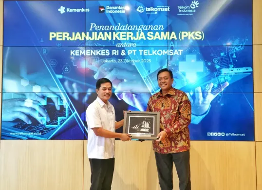 Dirut Telkomsat Lukman Hakim Abd Rauf (kanan) saat memberikan cinderamata kepada Wamenkes Prof. dr. Dante Saksono Harbuwono, Sp.PD-KEMD., Ph.D (kiri), Kamis, 23 Oktober 2025. (Sumber: Corporate Communication PT Telkom Indonesia (Persero) Tbk)