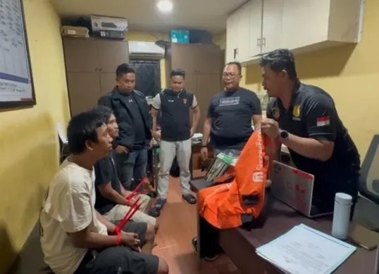 Polsek Tambora telah menangkap dua pelaku pencurian sepeda motor (curanmor) yang beraksi di Jalan Krendang Selatan, Kelurahan Krendang, Kecamatan Tambora, Jakarta Barat, pada Senin, 20 Oktober 2025. (Sumber: Polres Metro Jakarta Barat)
