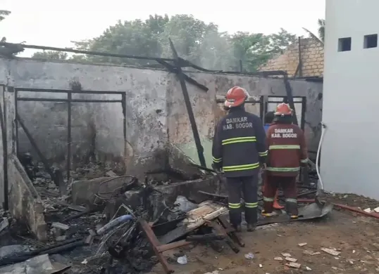 Tangkap layar petugas memadamkan api yang melalap 10 kontrakan di Cileungsi, Kabupaten Bogor.