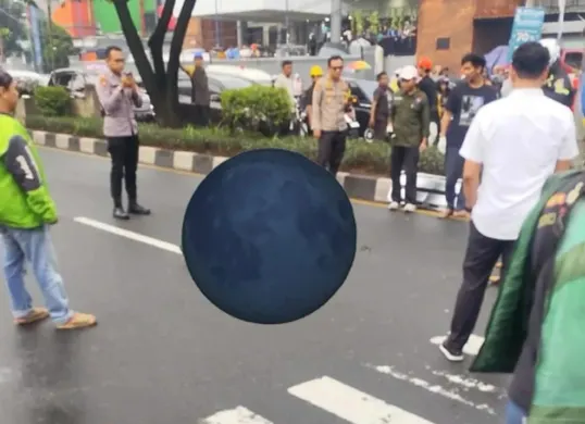 Tangkap layar anggota Polsek Beji turun mengamankan TKP evakuasi korban kecelakaan tutup usia di Margonda Raya.