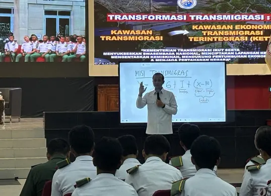 Menteri Transmigrasi, Muhammad Iftitah Sulaiman Suryanagara, memberikan kuliah umum di Unhan Hambalang. (Sumber: POSKOTA | Foto: Giffar Rivana)