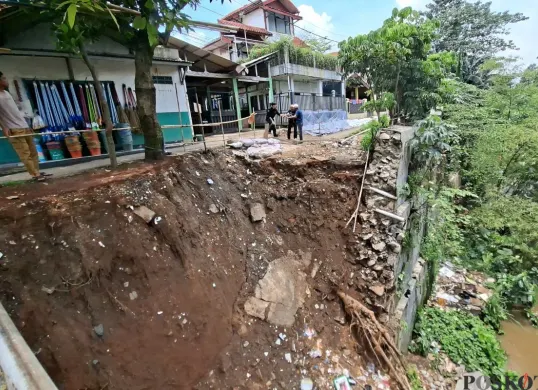 Kondisi tembok penahan tanah longsor di Kampung Nyencle RT 03/RW 01, Kelurahan Cilangkap, Kecamatan Tapos, Kota Depok, Senin, 27 Oktober 2025. (Sumber: Poskota/Angga Pahlevi)