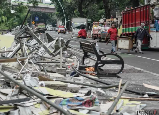Pedagang Pasar Barito, Kramat Pela, Kebayoran Baru, Jakarta Selatan, membawa barang dagangan, Senin, 27 Oktober 2025. (Sumber: Poskota/Bilal Nugraha Ginanjar)