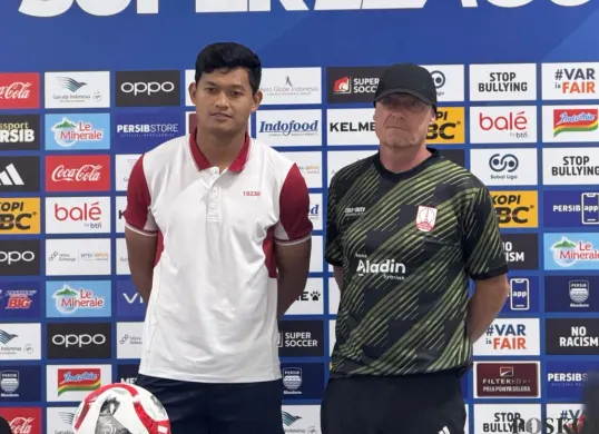 Pelatih Persis Solo, Peter de Roo,(kanan), dan pemain Persis Solo M Riyandhi. (Sumber: Poskota/Gatot Poedji Utomo)