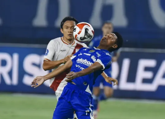 Potret pemain Persib Bandung, Beckham Putra Nugraha berduel dengan pemain Persis Solo. (Sumber: Persib)