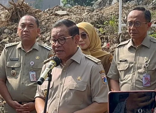 Gubernur Jakarta, Pramono Anung menyampaikan pernyataan kepada awak media di Tomang, Jakarta Barat, Senin, 27 Oktober 2025. (Sumber: Poskota/M. Tegar Jihad)