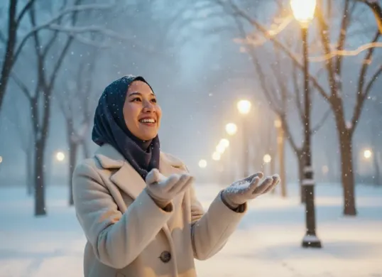Hasil edit prompt Gemini AI terbaru foto wanita hijab di Seoul sambil menikmati salju serasa artis K-Drama. (Sumber: Freepik/tirachardz)