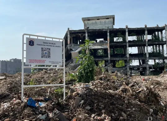 Lahan terbengkalai milik Pemprov Jakarta di samping RS Sumber Waras, Tomang, Grogol Petamburan, Jakarta Barat, Senin, 27 Oktober 2025. (Sumber: Poskota/M. Tegar Jihad)