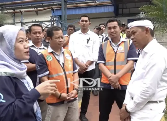 Sidak Dedi Mulyadi ke Aqua buktikan warga sekitar justru beli air bersih. Perusahaan ambil air tanah dalam, namun distribusi ke masyarakat ternyata nihil. Ini kata gubernur. (Sumber: YouTube/KANG DEDI MULYADI CHANNEL)