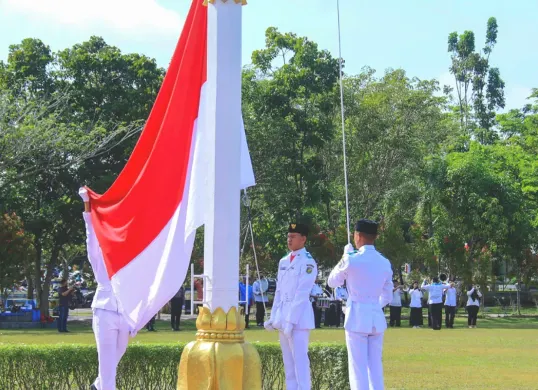 Ilustrasi tata cara pengibaran bendera merah putih di Hari Sumpah Pemuda. (Sumber: palangkaraya.co.id)