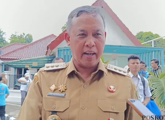 Wali Kota Bekasi, Tri Adhianto berjanji mengawal kasus dugaan kekerasan seksual di SPPG wilayah Jatiasih, Kota Bekasi, Senin, 27 Oktober 2025. (Sumber: Poskota/Nurpini Aulia Rapika)