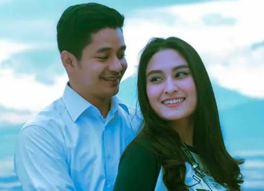 Pasangan selebritas Adly Fairuz dan Angbeen Rishi dikabarkan bercerai setalah membina rumah tangga lebih dari lima tahun. (Sumber: Instagram/@adlyfairuz)