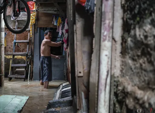 BPBD Jakarta mengimbau warga pesisir utara Jakarta mewaspadai banjir rob. (Sumber: Poskota/Bilal Nugraha Ginanjar)