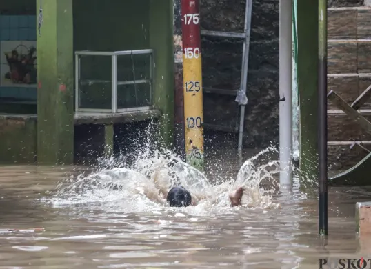 Ilustrasi, banjir di Kebon Pala, Jatinegara, Jakarta Timur, Selasa, 28 Oktober 2025. (Sumber: Poskota/Bilal Nugraha Ginanjar)