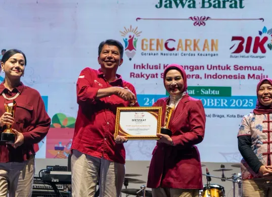 Perwakilan bank bjb menerima penghargaan dari Otoritas Jasa Keuangan (OJK) dalam rangkaian kegiatan Bulan Inklusi Keuangan (BIK) 2025 di Bandung sebagai PUJK Teraktif Jawa Barat. (Sumber: Istimewa)