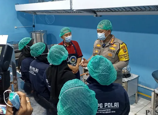 Kapolres Metro Bekasi Kota, Kombes Pol Kusumo Wahyu Bintoro meninjau langsung SPPG Polri kedua di Danau Duta Harapan Baru, Bekasi Utara, Kota Bekasi, Selasa 28 Oktober 2025. (Sumber: POSKOTA | Foto: Nurpini Aulia Rapika)