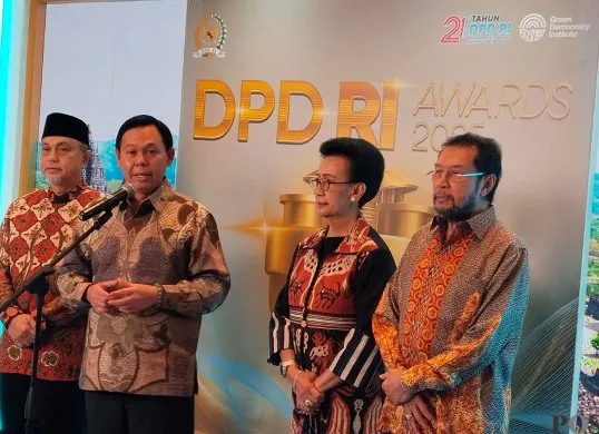 Ketua DPD RI, Sultan Bachtiar Najamudin (kedua dari kiri) memberikan keterangan kepada sejumlah media terkait pelaksanaan DPD RI Awards 2025 yang digelar di Tribarata Hotel pada Selasa, 28 Oktober 2025. (Sumber: POSKOTA | Foto: Heri Effendi)