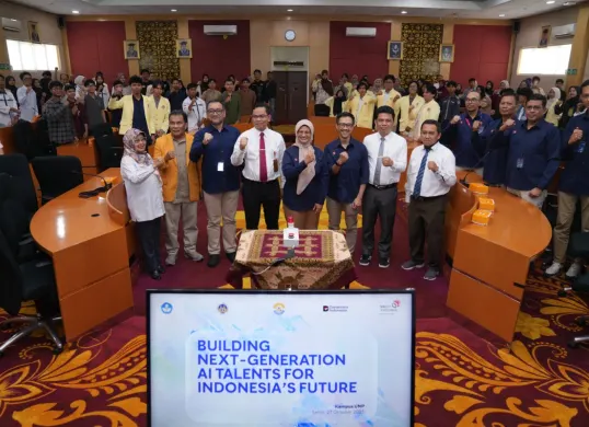 Dirut Telkom Dian Siswarini, Rektor UNP Krismadinata, Ph.D. dan jajaran pada acara Seminar Telkom AI Connect di Universitas Negeri Padang, Senin, 27 Oktober 2025. (Sumber: Corporate Communication PT Telkom Indonesia (Persero) Tbk)