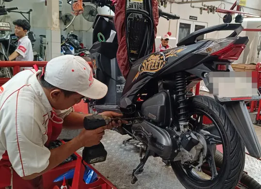 Dalam rangka Hari Sumpah Pemuda, WMS beri diskon 20 persen biaya servis untuk pengguna motor Honda. (Sumber: Dok WMS)