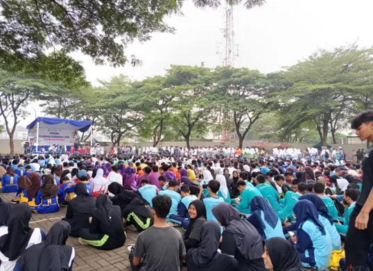 Sejumlah siswa SMA/SMK dari 75 sekolah di Kota dan Kabupaten Bekasi mengikuti ajang Festival Olahraga Tradisional IGORNAS 2025 di Go Wet Waterpark, Selasa, 28 Oktober 2025. (Sumber: Poskota/Nurpini Aulia Rapika)