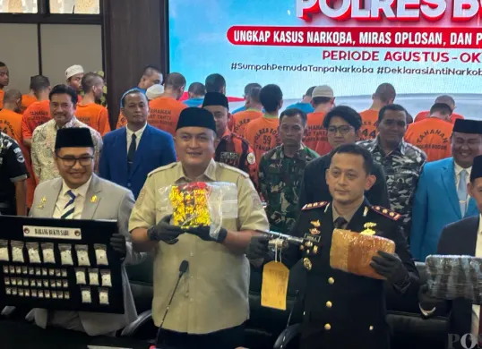 Kapolres Bogor bersama dengan Bupati dan Forkopimda melakukan keterangan pers terkait pengungkapan kasus narkotika di Kabupaten Bogor dalam kurun waktu tiga bulan terakhir. (Sumber: Poskota/Giffar Rivana)