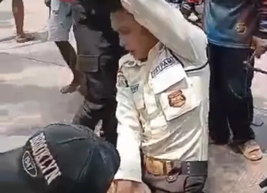 Petugas keamanan menangkap maling motor di Gunung Putri, Kabupaten Bogor. (Sumber: Istimewa)