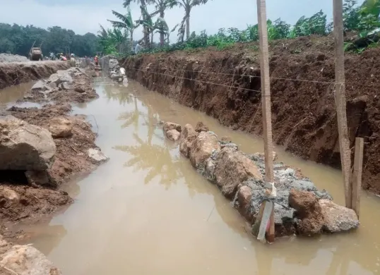 Sejumlah pekerja menjalani proyek irigasi DI Cukang Sadang, Kabupaten Pandeglang. (Sumber: Dok. Warga)