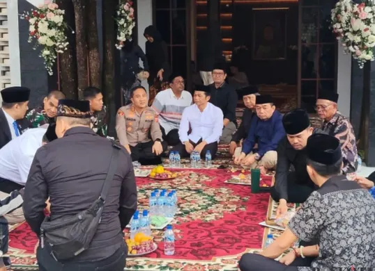 Kapolres Purwakarta dan unsur Forkompimda bertakziah ke rumah duka. (Sumber: Poskota/Dadan Sukmana)